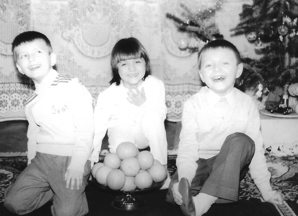 Dana with her siblings when she was young